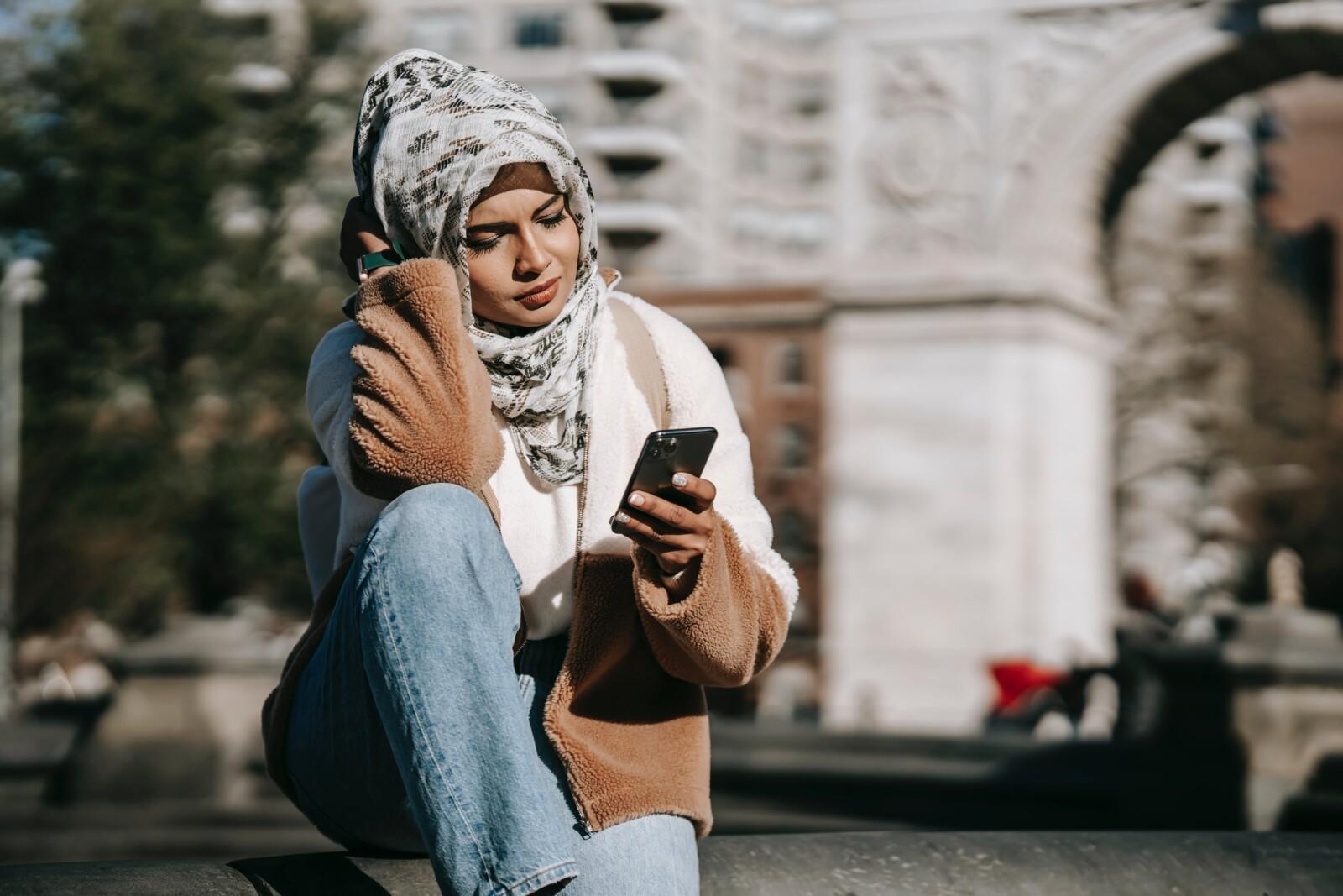 Visual representing Sharia-compliant investments accessible via mobile-first, COCOA